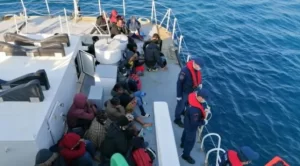 Aydın açıklarında, Yunan askerleri tarafından can salıyla denize bırakılarak Türkiye