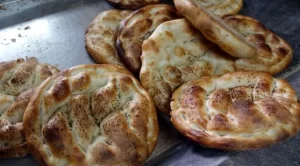 Sokağa çıkma kısıtlaması sebebiyle fırıncılar ramazan pidesini mahalle aralarında gezerek