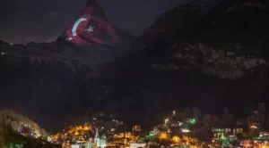 İsviçre'nin ünlü Matterhorn Dağı'na, koronavirüsle mücadelede destek amacıyla Türk bayrağı