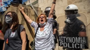 Yunanistan'da Covid-19 tedbirleri kapsamında, eğitim alanında reform adımları atılması protesto