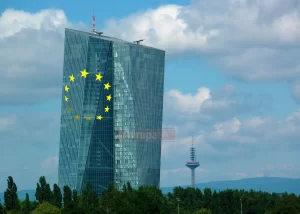 BERLİN    ECB'nin aylık bülteninden: "Geleceğe bakıldığında, 2019'da küresel ekonomik faaliyetin