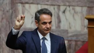 Yunanistan Başbakanı Kiriakos Miçotakis, kemer sıkma önlemlerini gevşeterek, vergi oranlarını