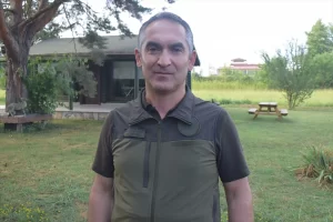 Düzce'de bal kovanlarına dadanan ayı, fazla bal yiyince komalık oldu.
