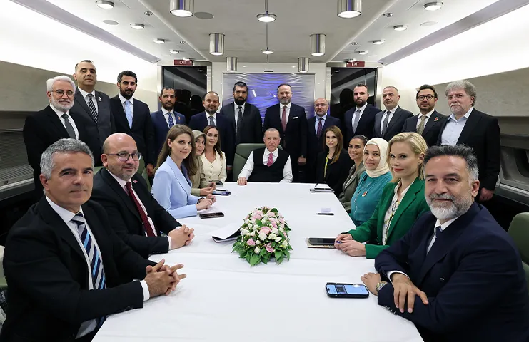 Cumhurbaşkanı Erdoğan, NATO Zirvesi dönüşünde açıklama yaparak "Biz Suriye’de barış
