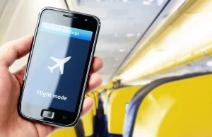 Birçok yolcu, uçağa binmeden önce cep telefonlarını uçak moduna almadan