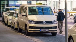 Almanya’dan Uber’e izin   Almanya Uber'e izin verdi. Ulaştırma Bakanı