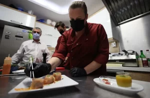 Ülkesinde başladığı aşçılığı Türk eşiyle Bursa'da açtıkları restoranda sürdüren Belçikalı