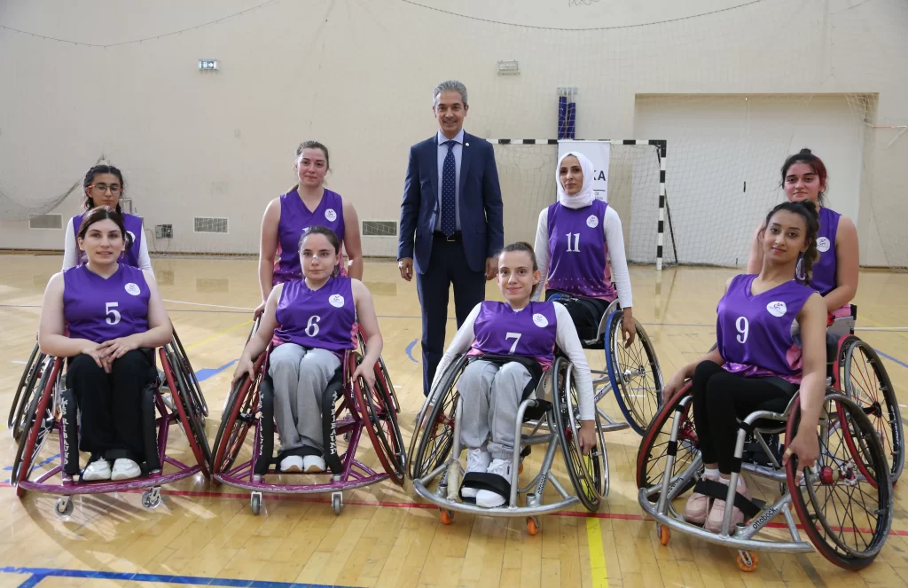 Sırbistan ve Türkiye'nin tekerlekli sandalye basketbol takımları