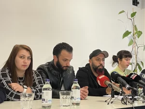 Almanya'da iki polis memuru tarafından ırkçılığa ve şiddete maruz kalan