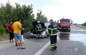 Edirne'de memleketine giden gurbetçinin otomobili yanarak kullanılamaz hale geldi.