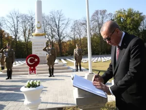 Cumhurbaşkanı Erdoğan, Macaristan’da Galiçya Türk Şehitliği’ni ziyaret etti
Cumhurbaşkanı Recep Tayyip