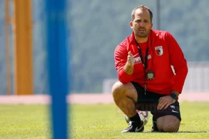 BERLİN   Bundesliga takımlarından Augsburg, teknik direktör Manuel Baum'un yerine