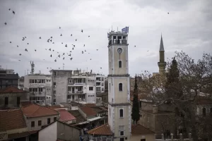 Batı Trakya'da, Gümülcine kent merkezinde bulunan tarihi saat kulesi, şehrin