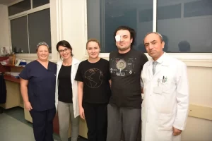 İZMİR   Lavabo açarken kaybettiği görme duyusuna yeniden kavuştu  