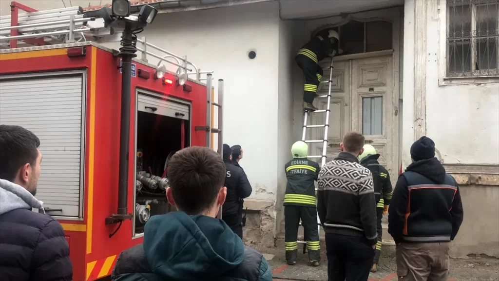 Yaktıkları ateş düzensiz göçmenleri ele verdi