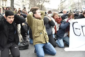 PARİS Paris'te lise öğrencileri yeniden sokaklarda   Cumhurbaşkanı Emmanuel Macron