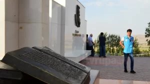 Kırgızistan'da bulunan Cengiz Aytmatov Anıtı, Türk dünyasından binlerce kişiyi buluşturan