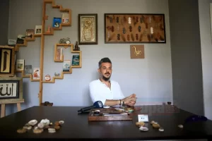 Adana'da uzun yıllar oto döşemeciliği yaparken içindeki sanat aşkına kapılıp