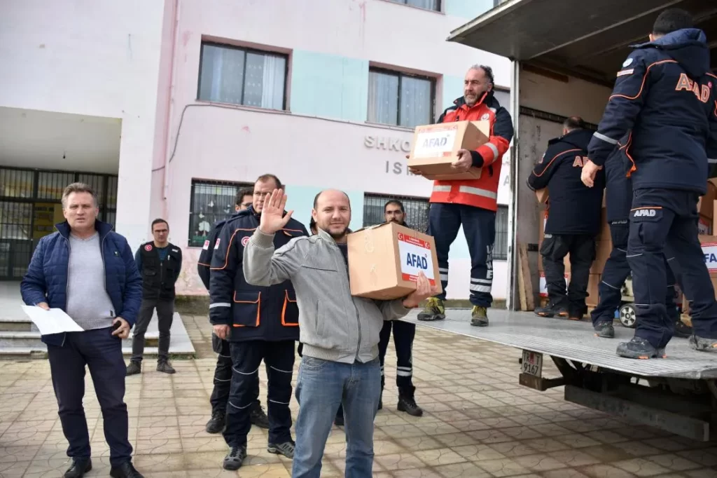 AFAD Arnavutluk'taki depremzedelere yardım malzemesi dağıttı