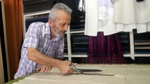 Mesleğe 13 yaşındayken çırak olarak başlayan 70 yaşındaki terzi Abdullah