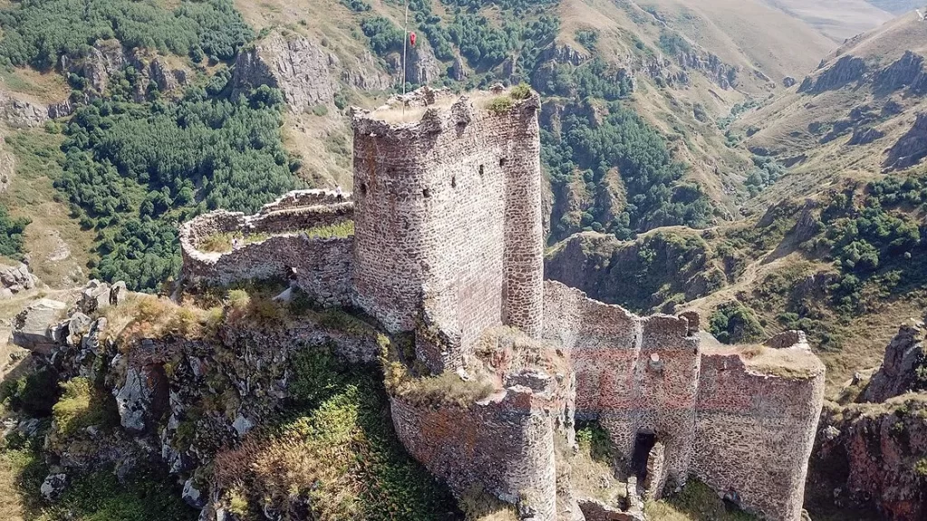 Ardahan'nın zirvesindeki Şeytan Kalesi'ne turist ilgisi