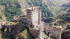Urartular döneminde yapıldığı tahmin edilen Şeytan Kalesi, Karaçay Kanyonu'nun ortasındaki