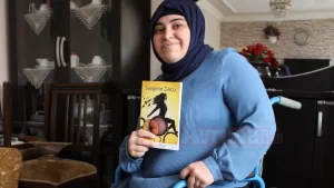 Serebral palsi (SP) hastalığı nedeniyle tekerlekli sandalyeye bağımlı yaşayan ve