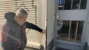 Berlin polisinin yaptığı açıklamada, Friedrichshain semtindeki Koppen Caddesi'nde bulunan bir