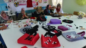Şanlıurfa'da bir grup engelli, gönüllü olarak diktikleri keçe çantaların satışından
