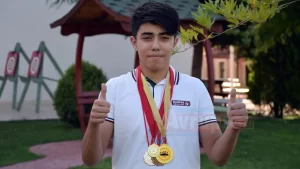 Dört gün süren olimpiyat yarışmalarında sporcular koşu, yüzme, satranç, futbol,
