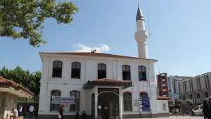 Orhan Gazi'nin buyruğu üzerine 1323'te Sakarya'nın Adapazarı ilçesinde inşa edilen