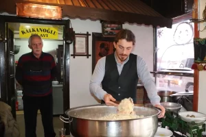 TRABZON   Kentte 1856'dan beri faaliyet gösteren tarihi Kalkanoğlu pilavcısı,