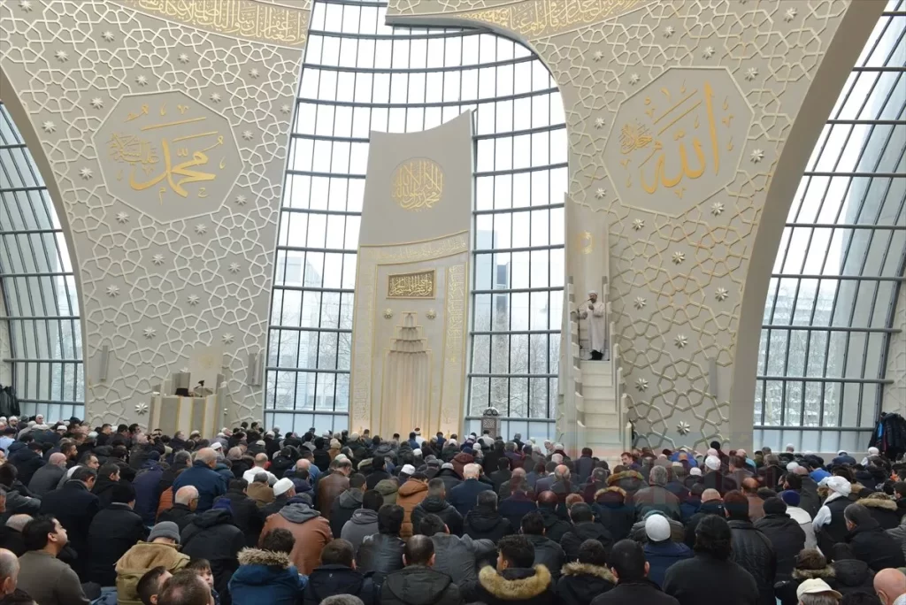 DİTİB Köln Merkez Camii’nde hutbe irad etti