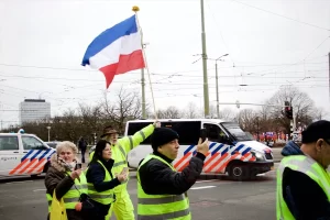LAHEY   Hollanda'daki "sarı yelekliler", farklı kentlerde hükümeti protesto için