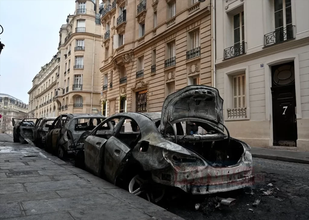 Sarı yelekliler Paris sokaklarında arabaları yaktılar