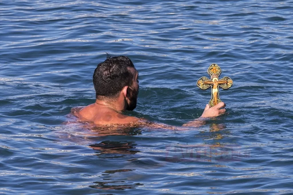 Yunanistan'da denizden haç çıkarma tören