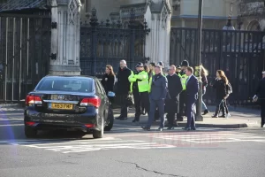LONDRA   İngiltere’de çeşitli partilerden 50 milletvekilinin İngiliz polis teşkilatı