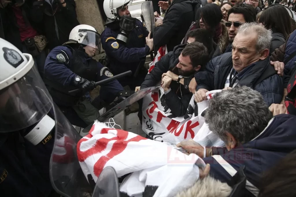 Yunanistan'da öğretmenlerden olaylı gösteri