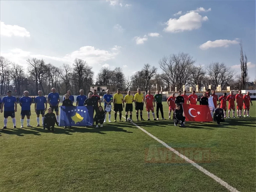 Türkiye ve Kosovalı futbol veteranları dostluk maçında buluştu