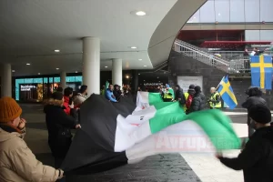 STOCKHOLM   Stockholm'de toplanan göstericiler, Esed rejimini protesto etti İsveç'in