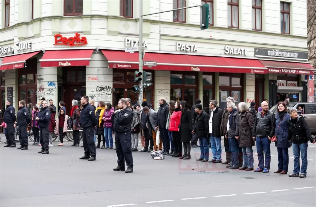 Almanya'da ırkçılığa karşı insan zinciri