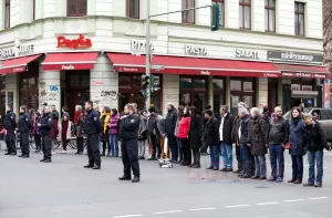 BERLİN   Berlin'in Kreuzberg semtinde yüzlerce kişi ırkçılığa karşı insan