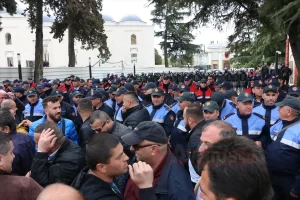 TİRAN   Başkent Tiran'daki meclis binası önünde düzenlenen hükümet karşıtı