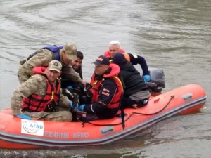 EDİRNE     Edirne'de, Meriç Nehri'ndeki bir adacıkta mahsur kalan