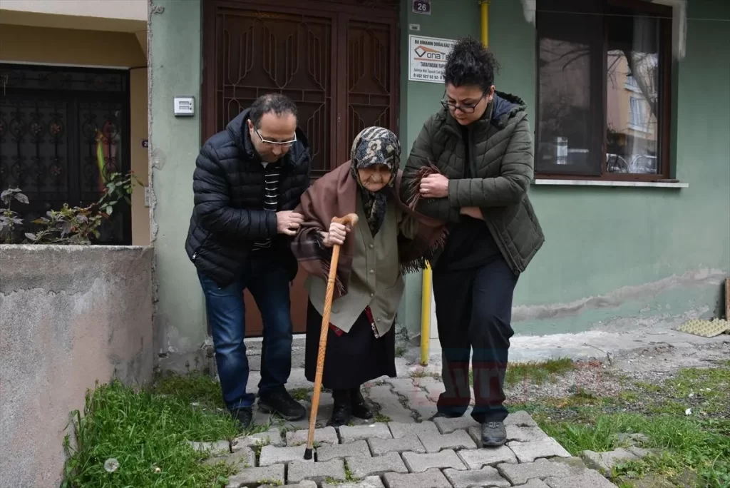 Sağlık görevlilerinin desteğiyle oy kullandılar