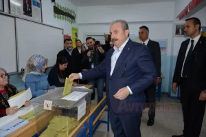 İSTANBUL   Mustafa Şentop, oyunu ailesiyle Üsküdar Sabri Artam Vakfı