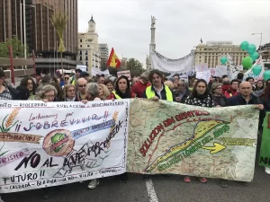 MADRİD İspanya'da "büyük şehirlere göçe" karşı gösteri İspanya'nın başkenti Madrid'de,