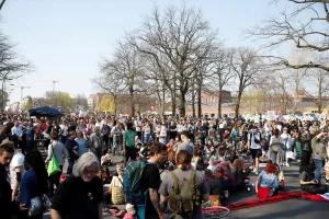 BERLİN     Başkent Berlin'de düzenlenen gösteriye binlerce kişi katıldı