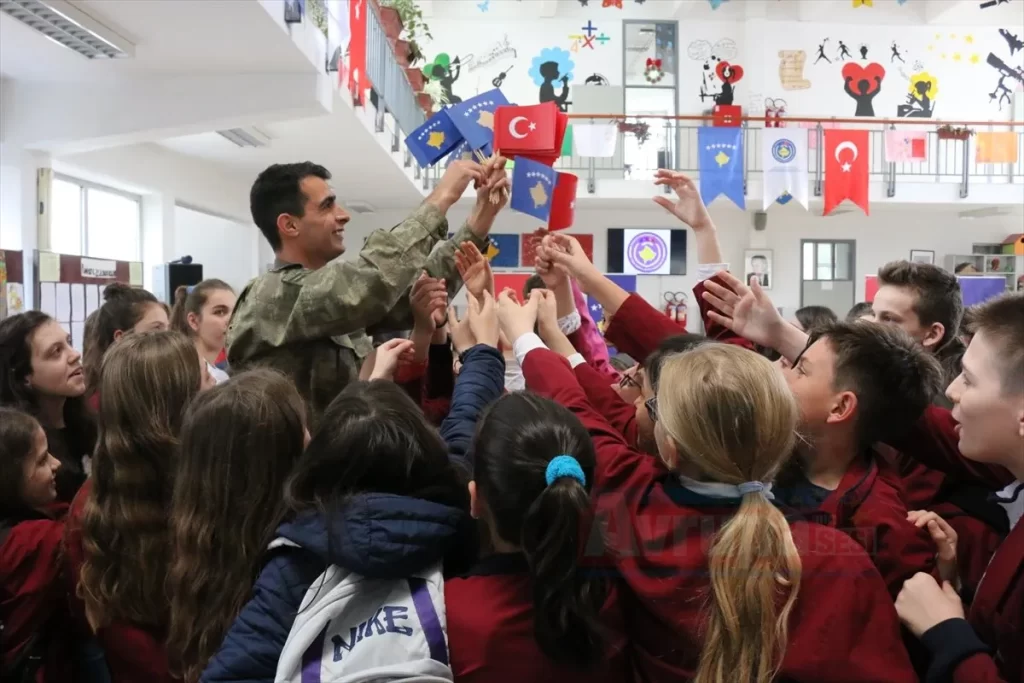 Türk askerinden Kosova'da eğitime destek