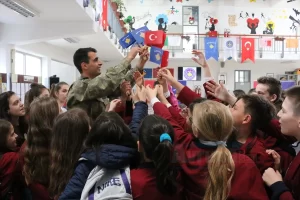 KOSOVA Türk askerinden Kosova'da eğitime destek   Kosova'daki NATO Barış